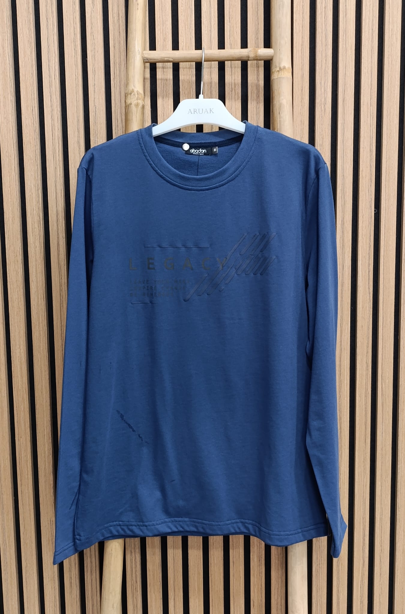 https://bo.aruak.pt/FileUploads/produtos/homem/camisolas/q0121_1.jpg