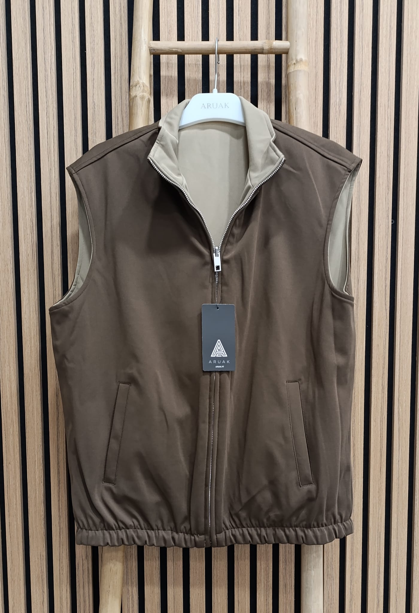 https://bo.aruak.pt/FileUploads/produtos/homem/colete/q6006_1.jpg