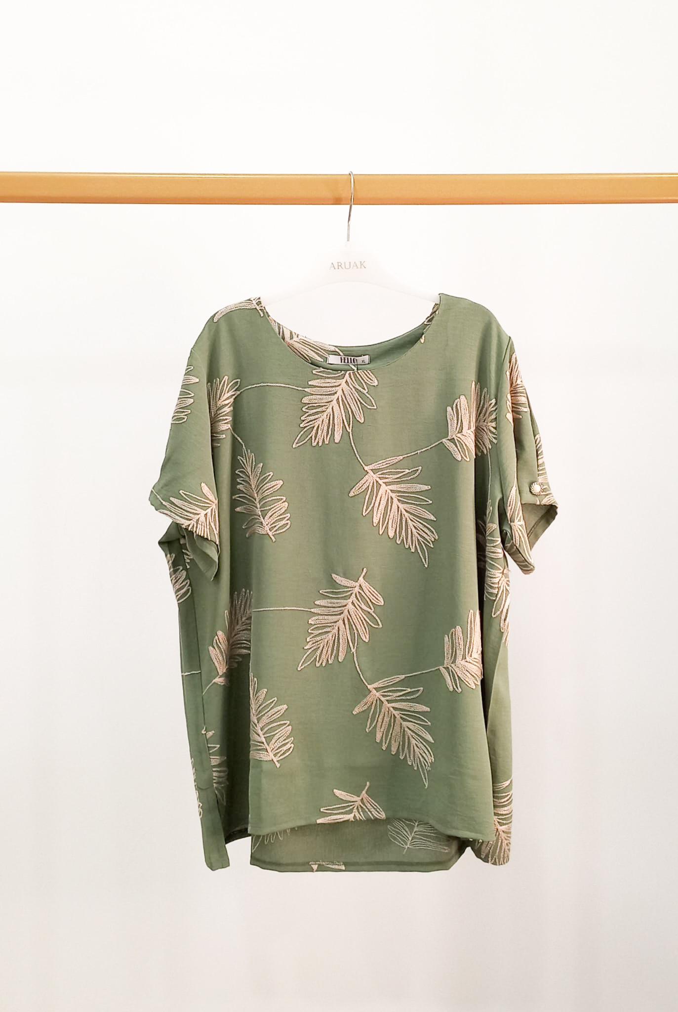 https://bo.aruak.pt/FileUploads/produtos/mulher/blusa/img-20260410-wa0078-1.jpg