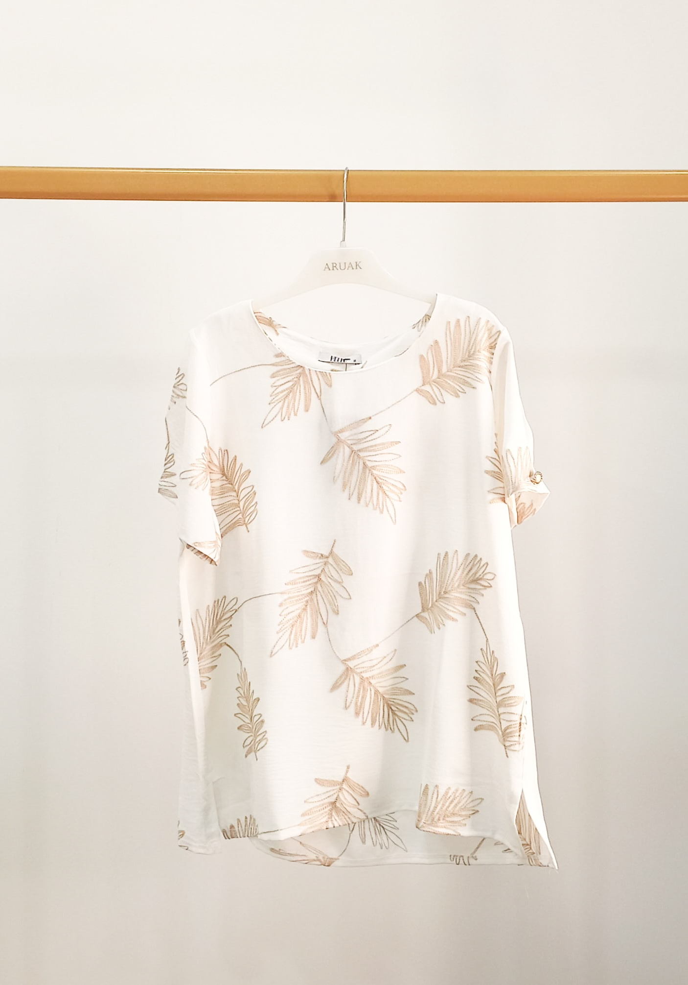 https://bo.aruak.pt/FileUploads/produtos/mulher/blusa/img-20260410-wa0079-1.jpg