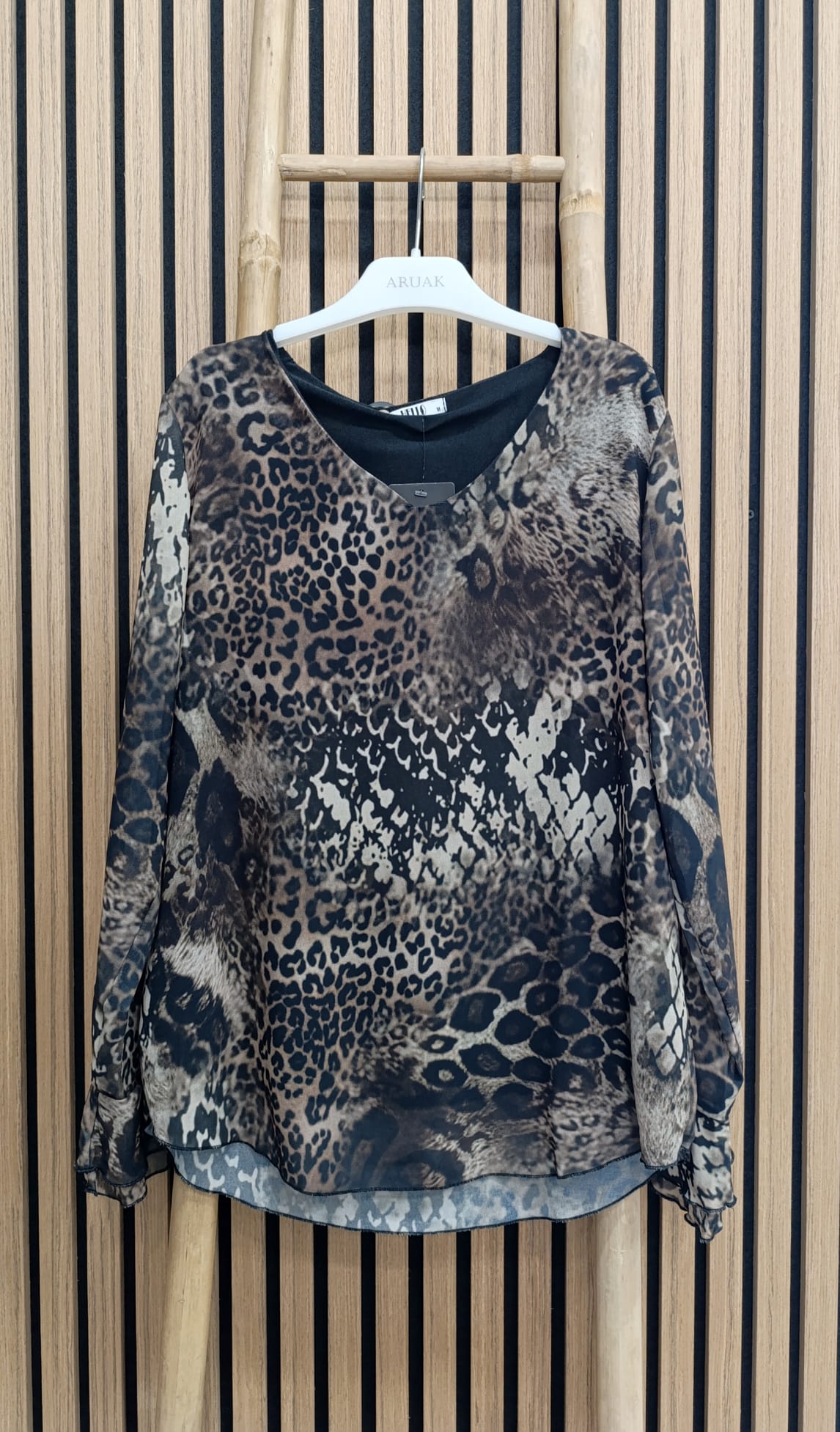 https://bo.aruak.pt/FileUploads/produtos/mulher/blusa/img-20260903-wa0127.jpg