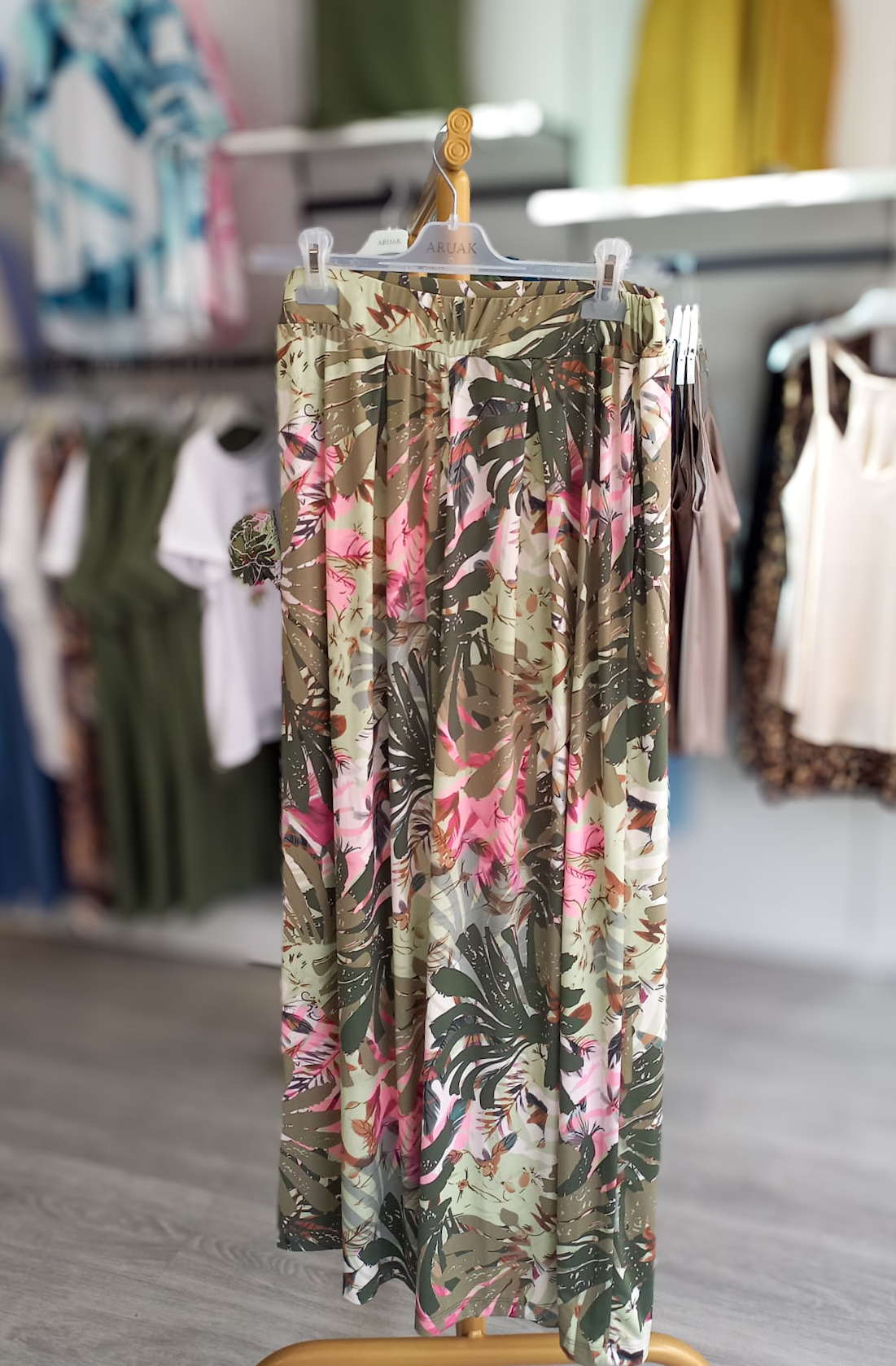 https://bo.aruak.pt/FileUploads/produtos/mulher/calcas/img-20250624-wa0062.jpg