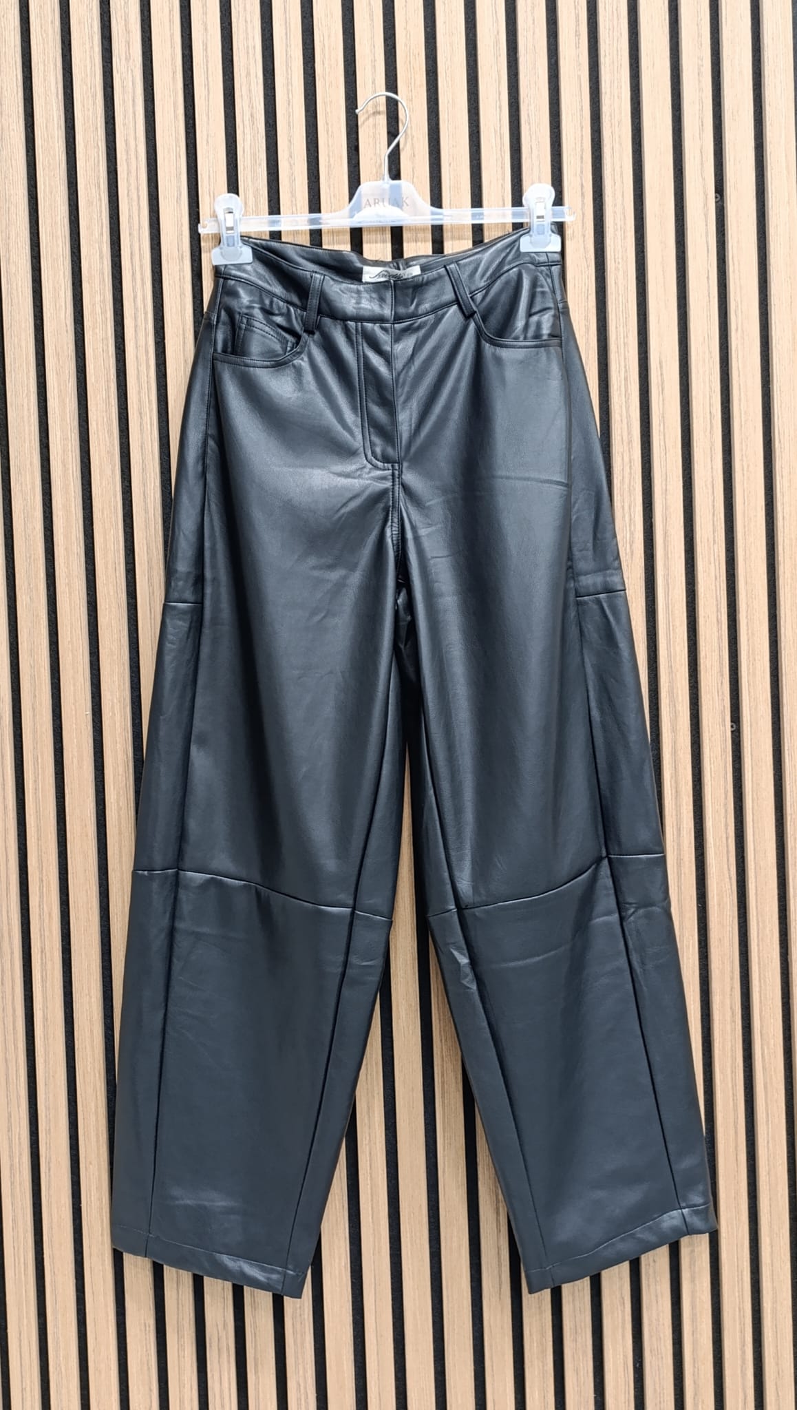 https://bo.aruak.pt/FileUploads/produtos/mulher/calcas/q020_1.jpg