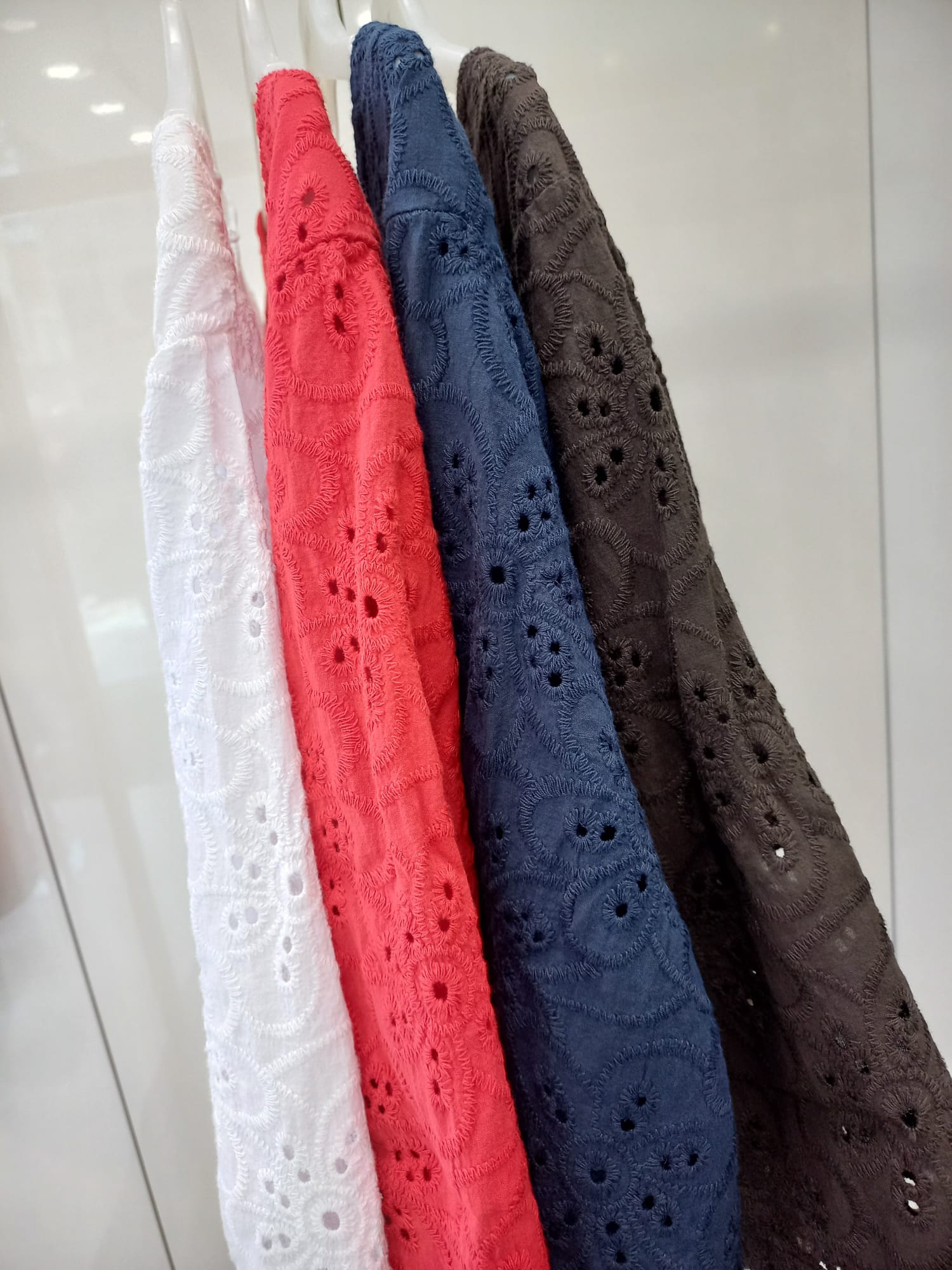 https://bo.aruak.pt/FileUploads/produtos/mulher/camisolas/img-20260507-wa0056.jpg