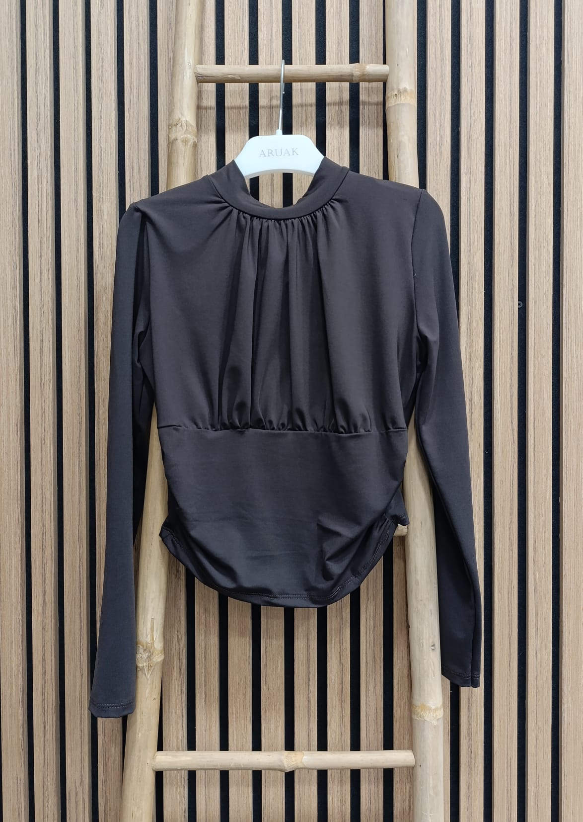 https://bo.aruak.pt/FileUploads/produtos/mulher/camisolas/img-20260910-wa0031.jpg