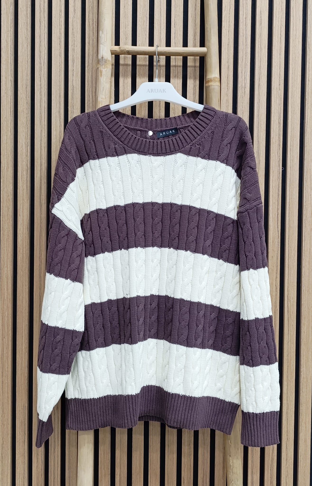 https://bo.aruak.pt/FileUploads/produtos/mulher/camisolas/q00110_1.jpg