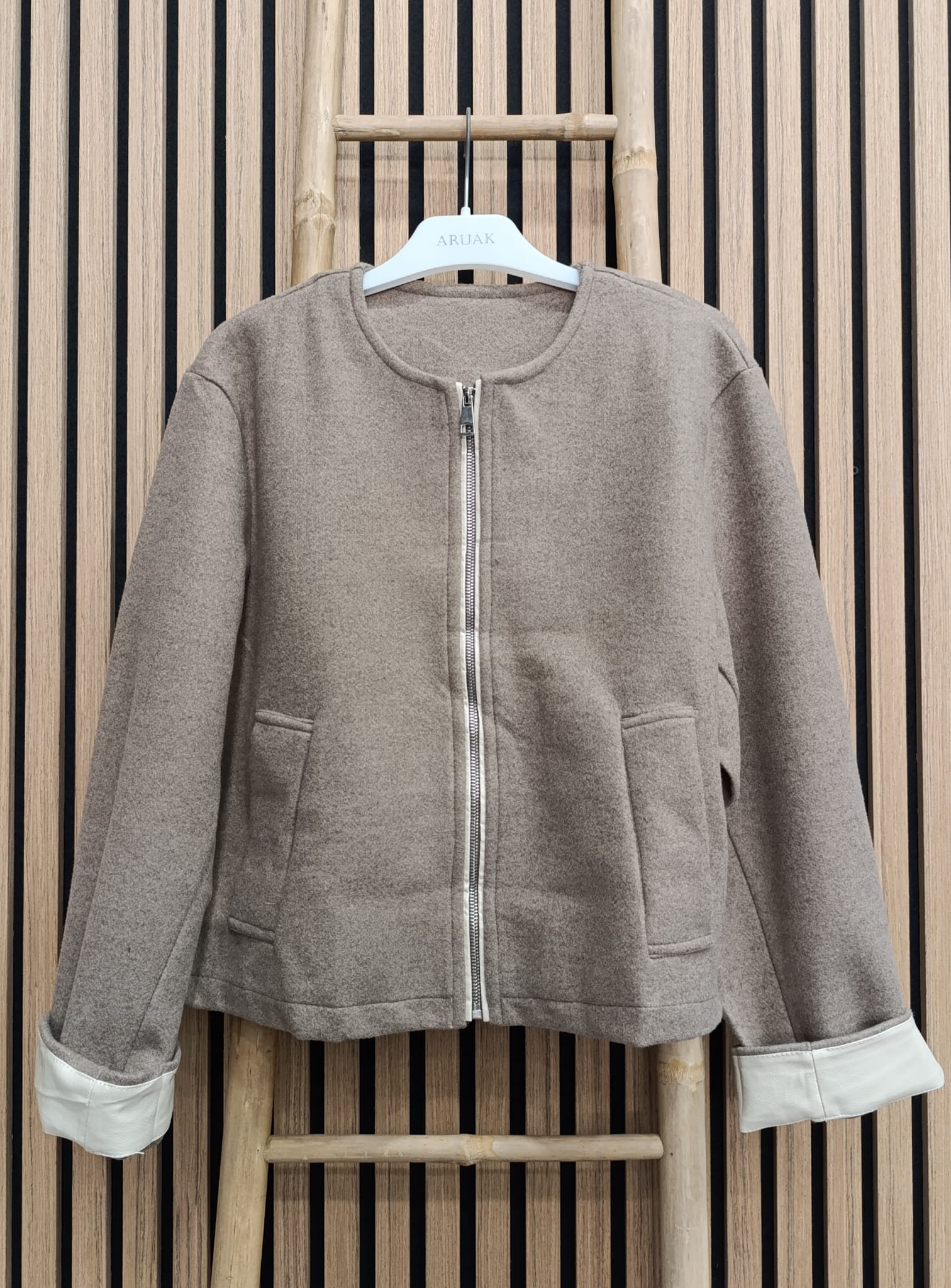 https://bo.aruak.pt/FileUploads/produtos/mulher/casaco/img-20260910-wa0048.jpg
