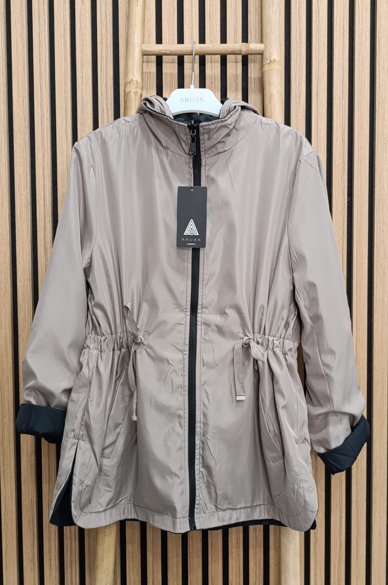 https://bo.aruak.pt/FileUploads/produtos/mulher/casaco/img-20260910-wa0058.jpg