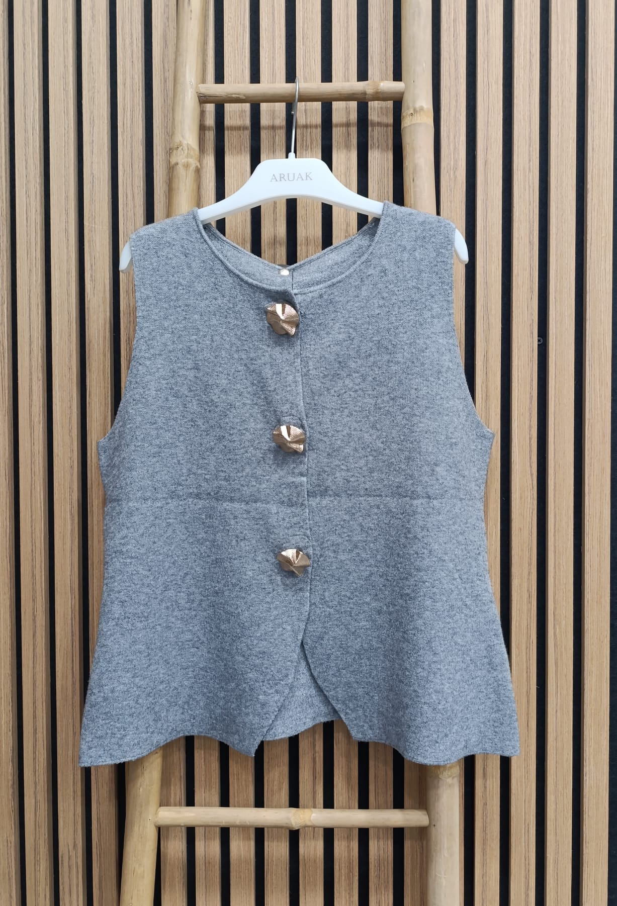 https://bo.aruak.pt/FileUploads/produtos/mulher/colete/img-20260910-wa0021.jpg