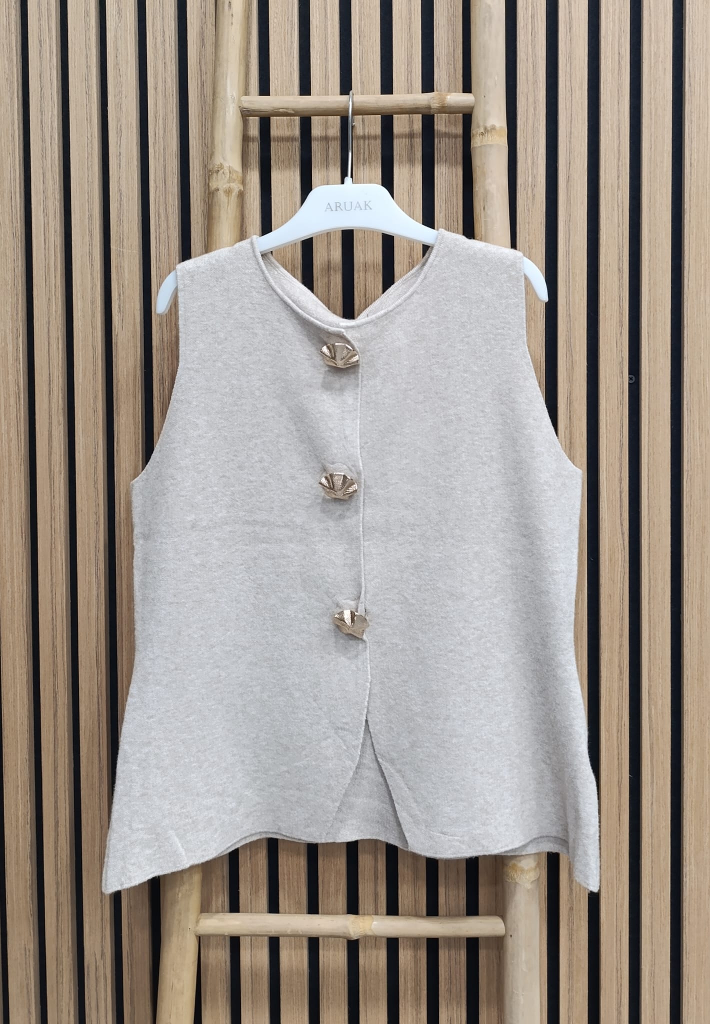https://bo.aruak.pt/FileUploads/produtos/mulher/colete/img-20260910-wa0022.jpg