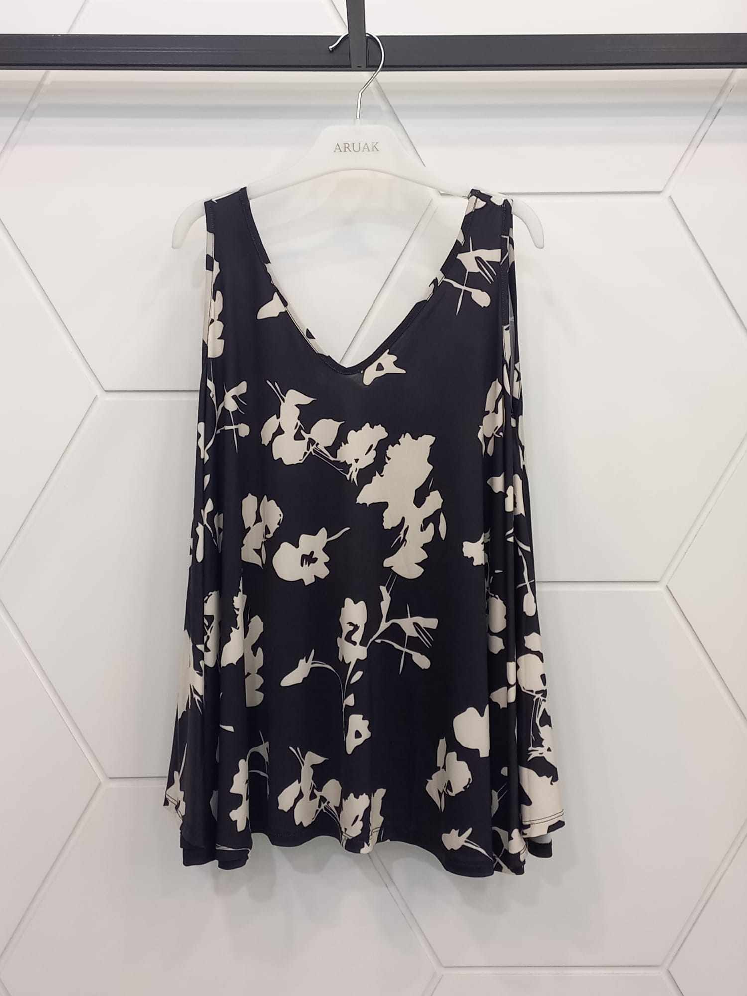 https://bo.aruak.pt/FileUploads/produtos/mulher/tops/29e7a3a3-be05-452c-9663-c8f0ec935b11.jpg
