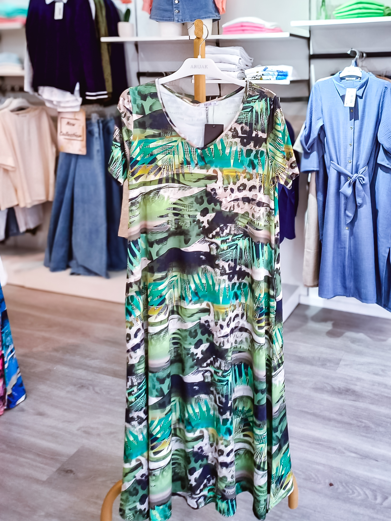 https://bo.aruak.pt/FileUploads/produtos/mulher/vestidos/img-20250405-wa0019.jpg