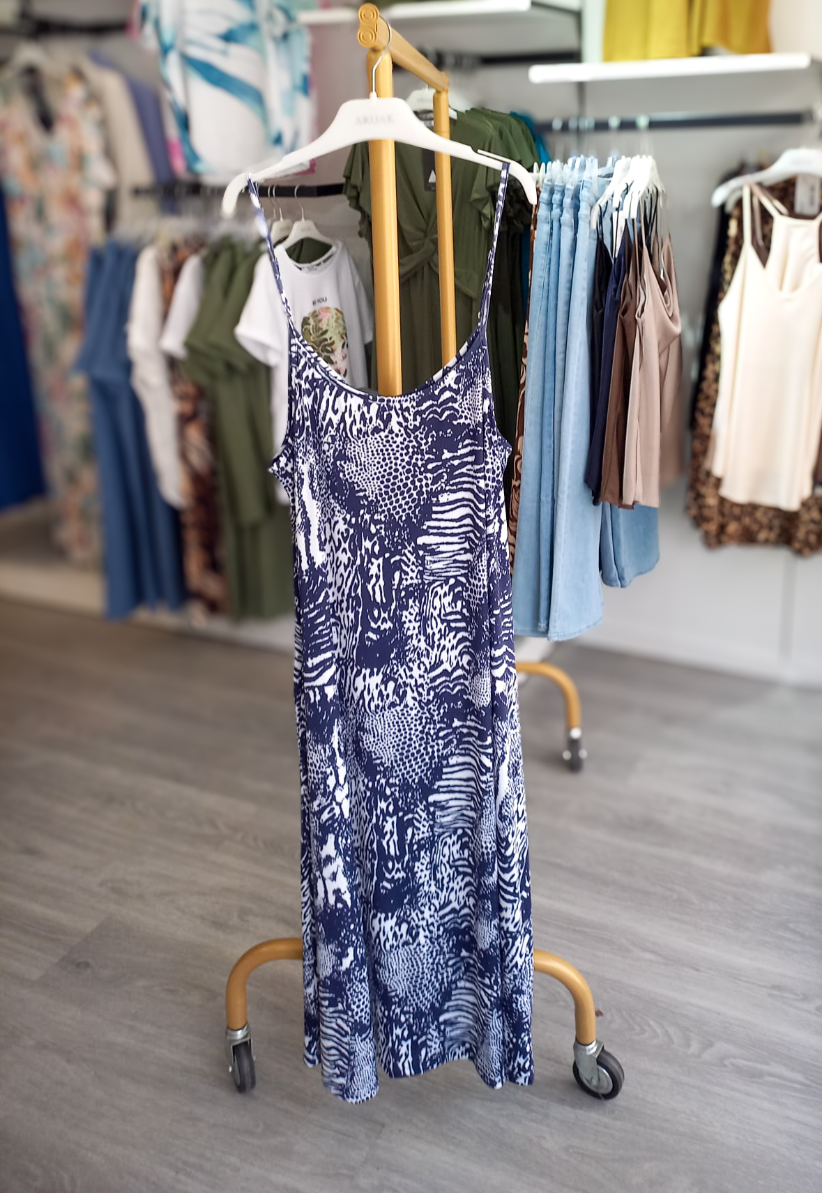 https://bo.aruak.pt/FileUploads/produtos/mulher/vestidos/img-20250624-wa0046.jpg