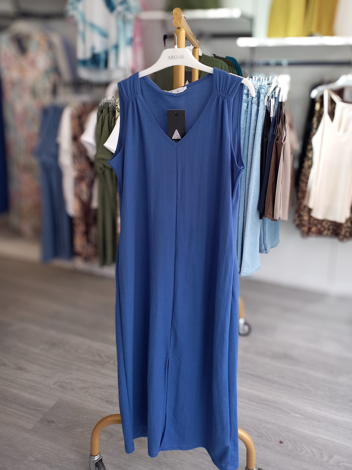 https://bo.aruak.pt/FileUploads/produtos/mulher/vestidos/img-20250624-wa0081.jpg