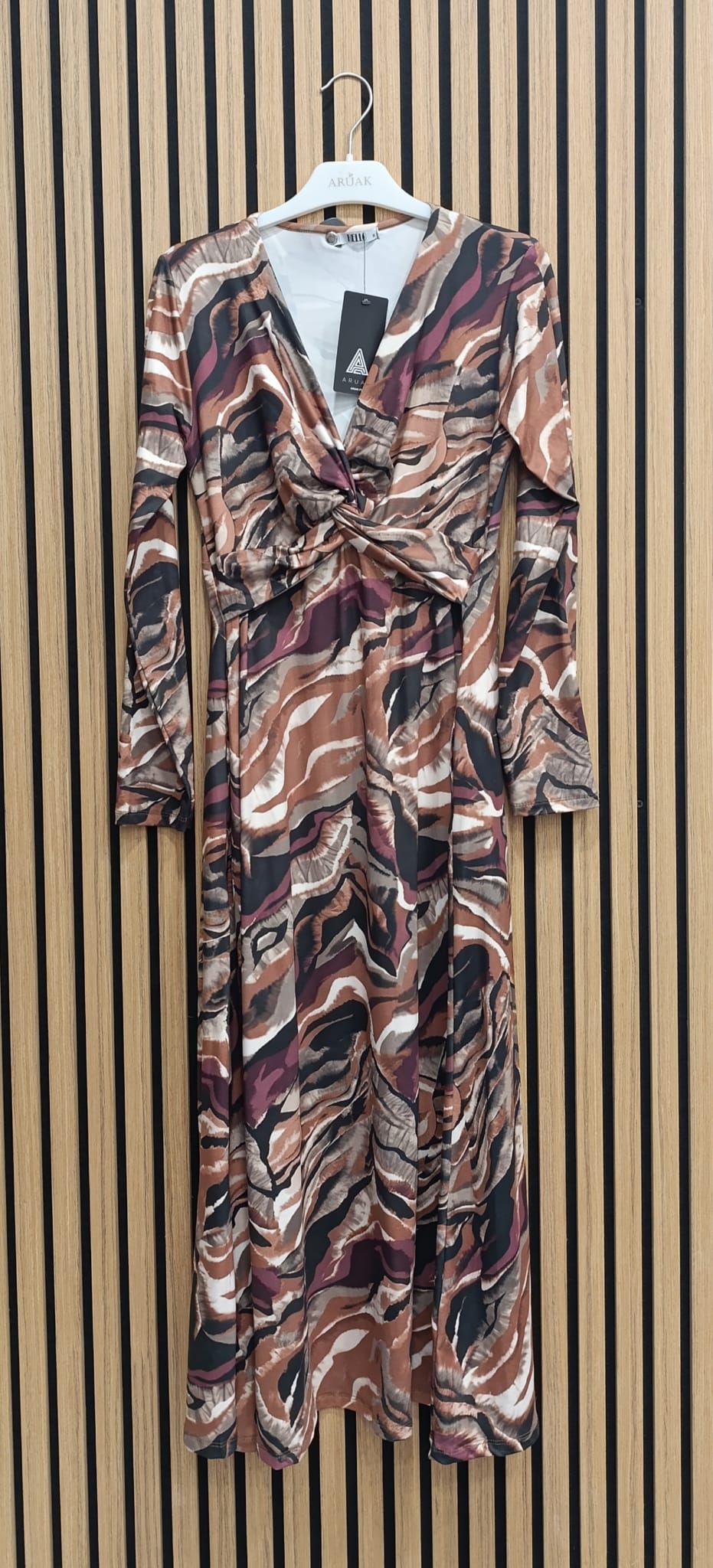 https://bo.aruak.pt/FileUploads/produtos/mulher/vestidos/img-20260911-wa0004.jpg