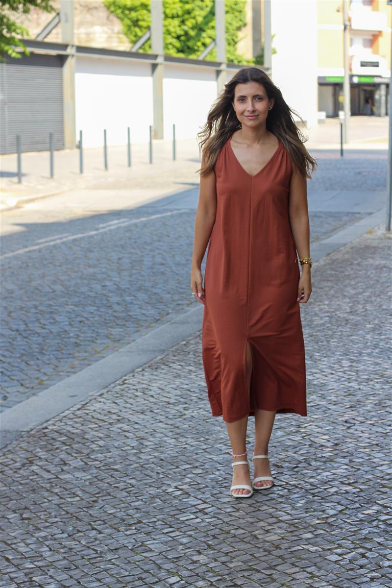 https://bo.aruak.pt/FileUploads/produtos/mulher/vestidos/img_0964-custom.jpg