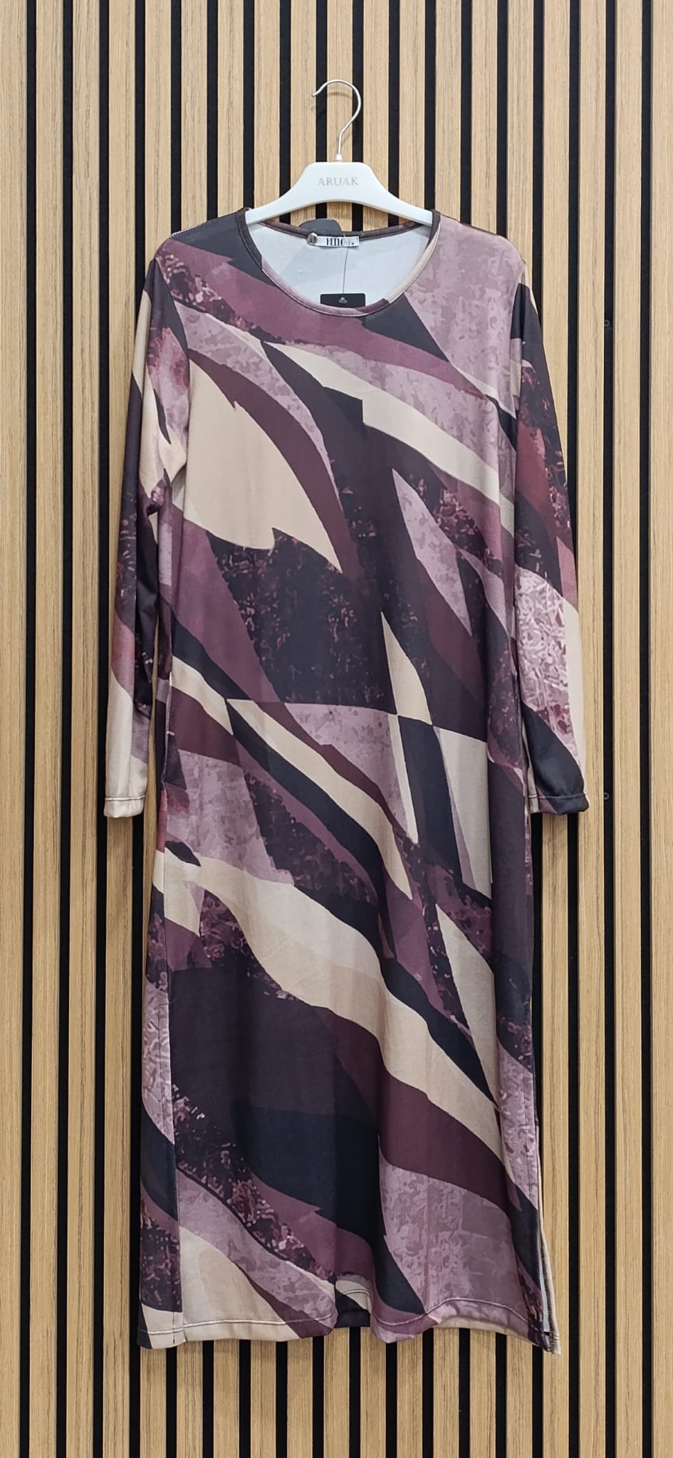 https://bo.aruak.pt/FileUploads/produtos/mulher/vestidos/q1049_1.jpg