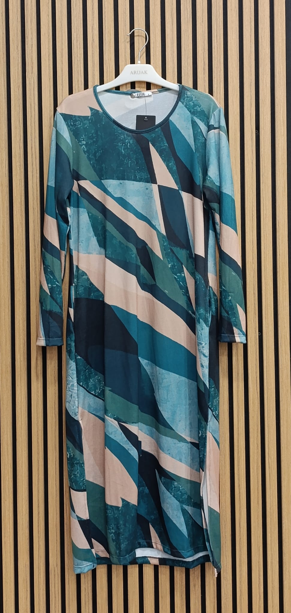 https://bo.aruak.pt/FileUploads/produtos/mulher/vestidos/q1049_2.jpg